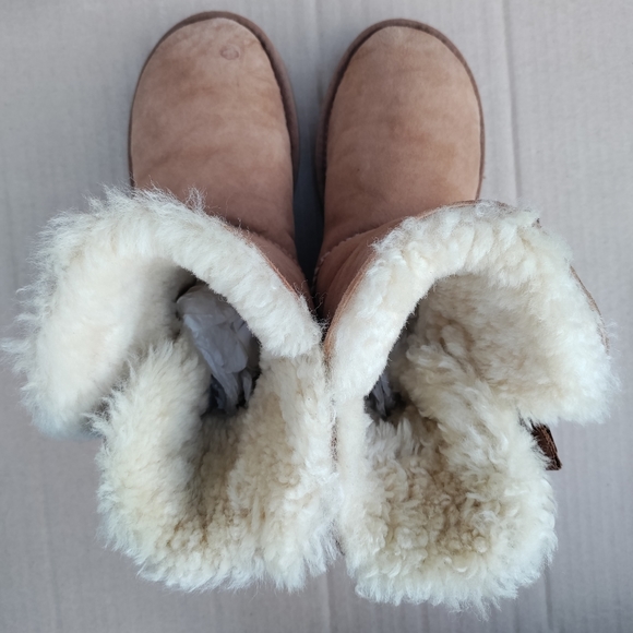 UGG | Daelynn Chestnut Shearling Boot w/ Bows Size 6 Womens - Picture 15 of 15
